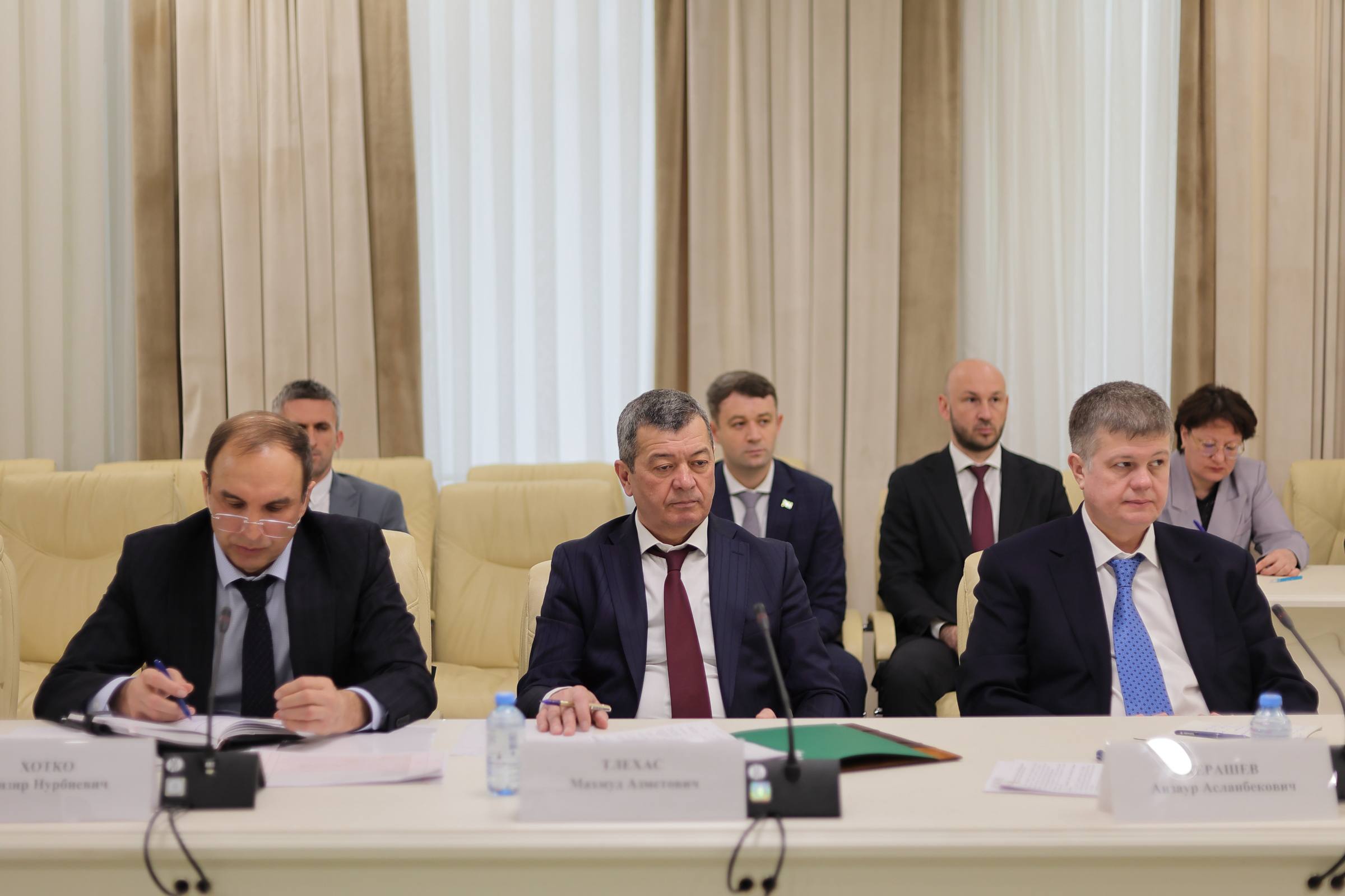 Мурат Кумпилов: На совещании с членами Кабмина Адыгеи и руководителями муниципалитетов обсудили вопросы реализации национальных проектов, госпрограмм, партийных проектов «Единой России» Мурат Кумпилов: На совещании с членами Кабмина Адыгеи и руководителями муниципалитетов обсудили вопросы реализации национальных проектов, госпрограмм, партийных проектов «Единой России»