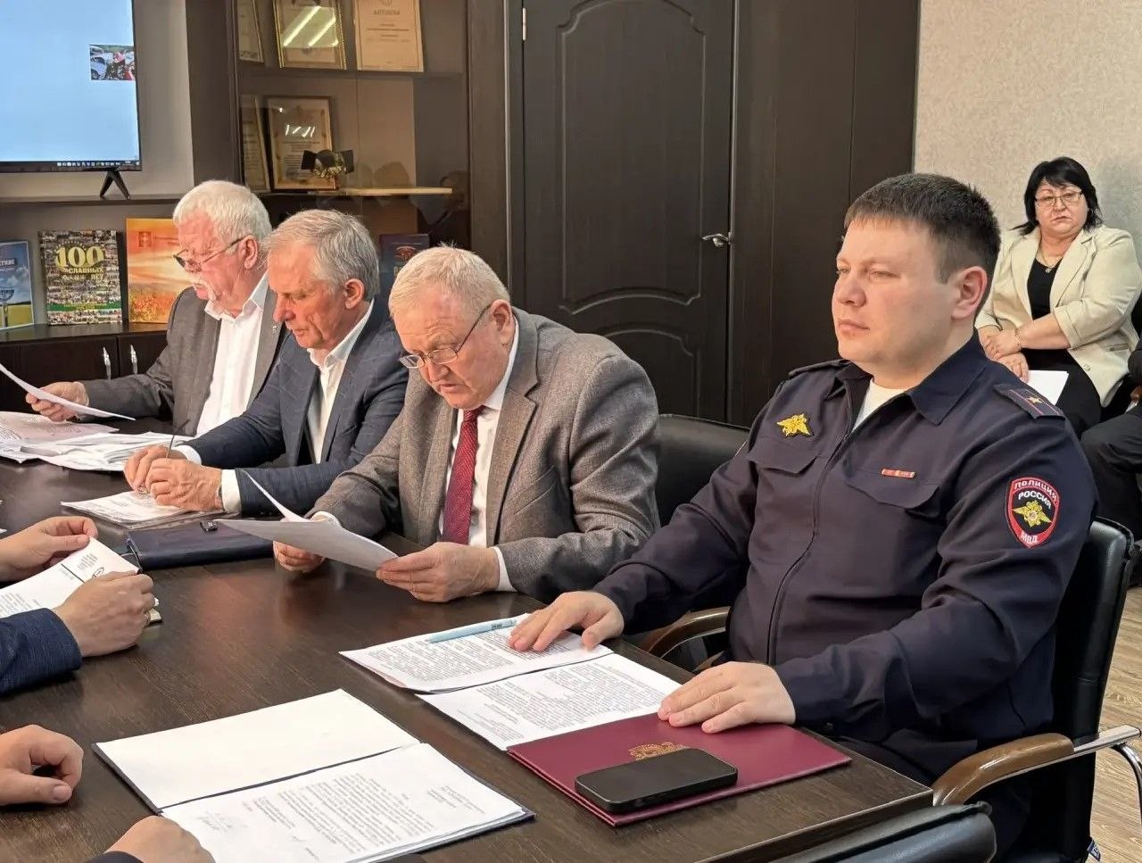 В Гиагинском районе прошло заседание комиссии по безопасности дорожного движения В Гиагинском районе прошло заседание комиссии по безопасности дорожного движения