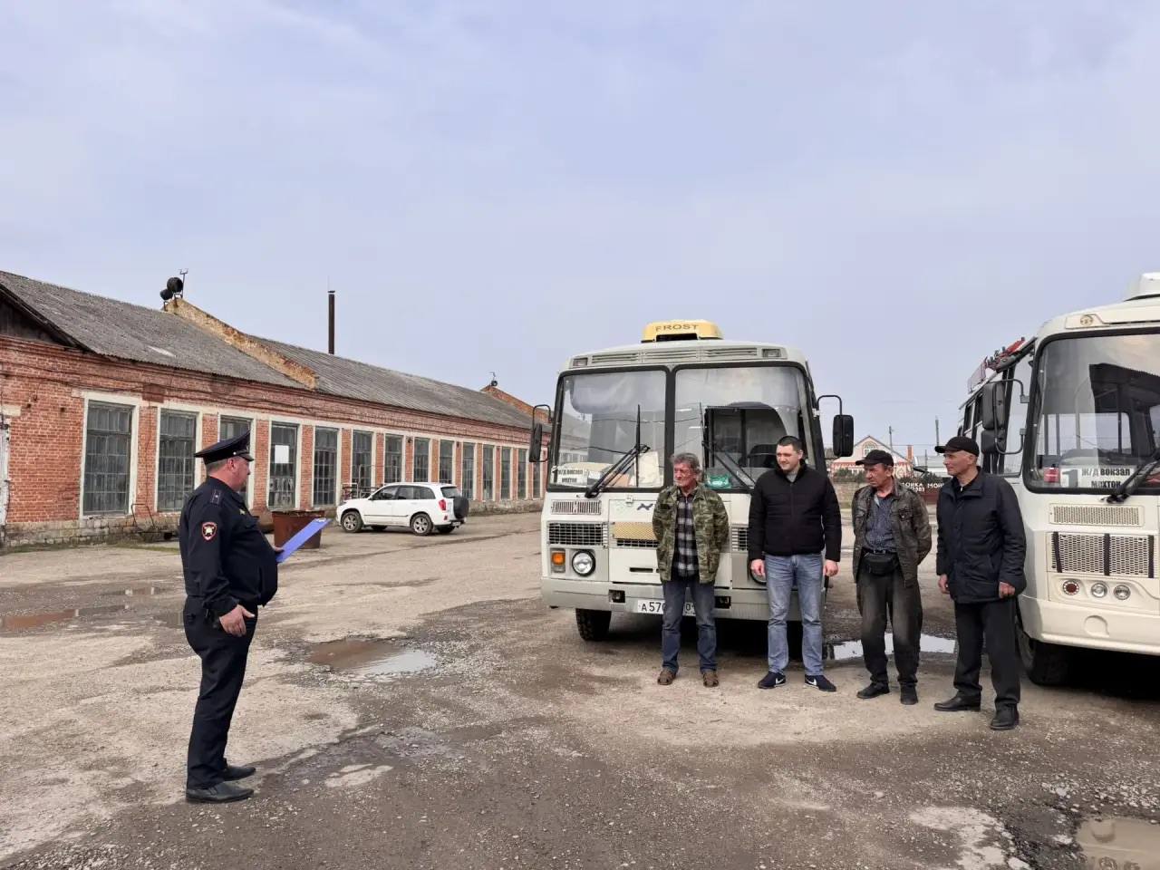 Сотрудники Госавтоинспекции Гиагинского района провели профилактическую работу с водителями пассажирского транспорта Сотрудники Госавтоинспекции Гиагинского района провели профилактическую работу с водителями пассажирского транспорта