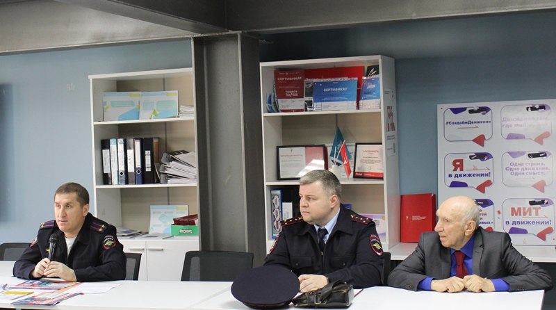 В Адыгее полицейские и представители общественности рассказали студентам техникума о профилактике мошенничеств и последствиях дропперства