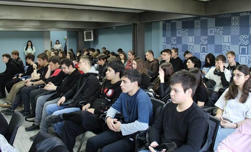 В Адыгее полицейские и представители общественности рассказали студентам техникума о профилактике мошенничеств и последствиях дропперства В Адыгее полицейские и представители общественности рассказали студентам техникума о профилактике мошенничеств и последствиях дропперства