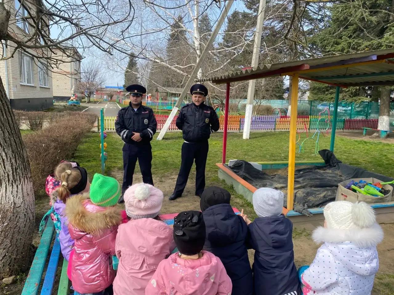 «Безопасность на прогулке»: госавтоинспекторы провели необычный урок для дошкольников прямо на детской площадке «Безопасность на прогулке»: госавтоинспекторы провели необычный урок для дошкольников прямо на детской площадке