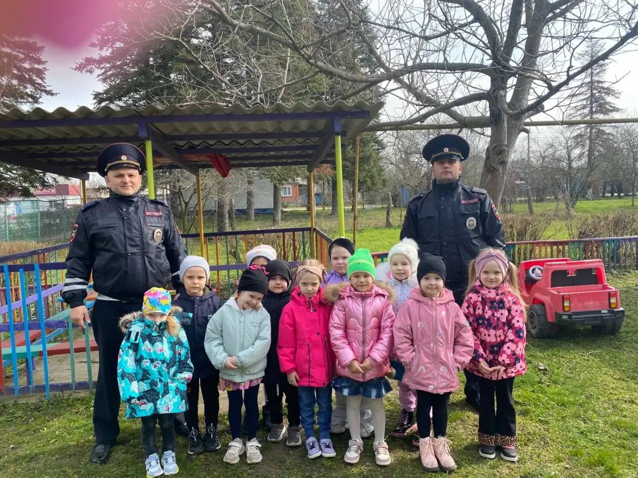 «Безопасность на прогулке»: госавтоинспекторы провели необычный урок для дошкольников прямо на детской площадке