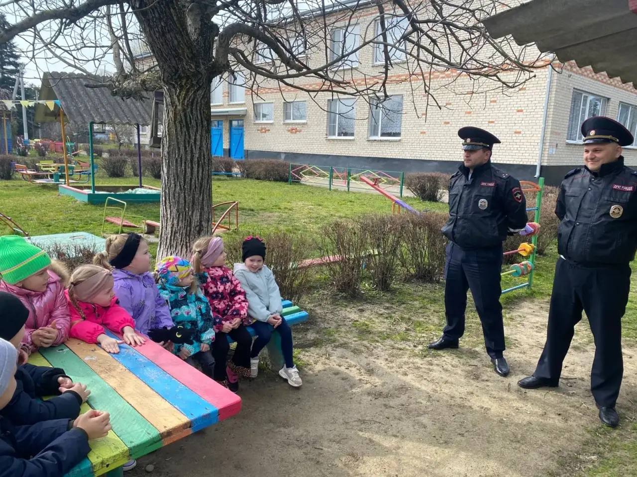 «Безопасность на прогулке»: госавтоинспекторы провели необычный урок для дошкольников прямо на детской площадке «Безопасность на прогулке»: госавтоинспекторы провели необычный урок для дошкольников прямо на детской площадке