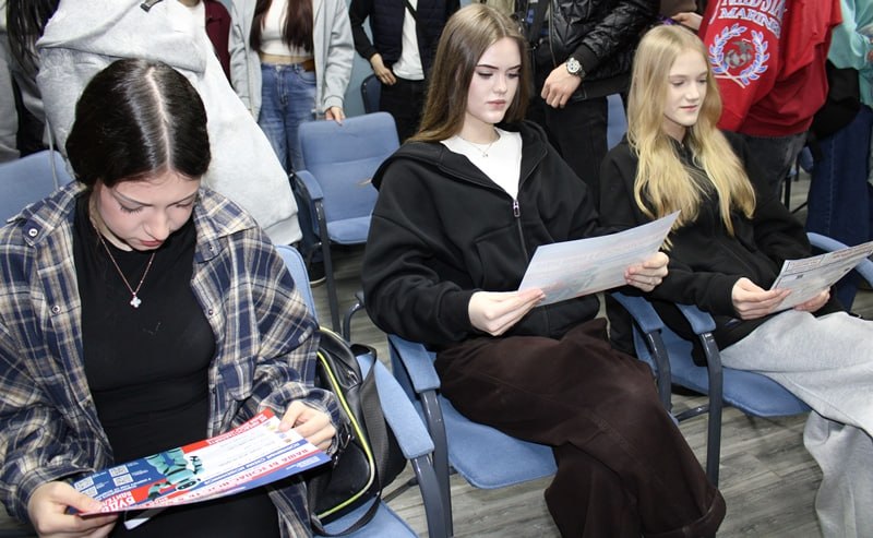 В Адыгее полицейские и представители общественности рассказали студентам техникума о профилактике мошенничеств и последствиях дропперства В Адыгее полицейские и представители общественности рассказали студентам техникума о профилактике мошенничеств и последствиях дропперства