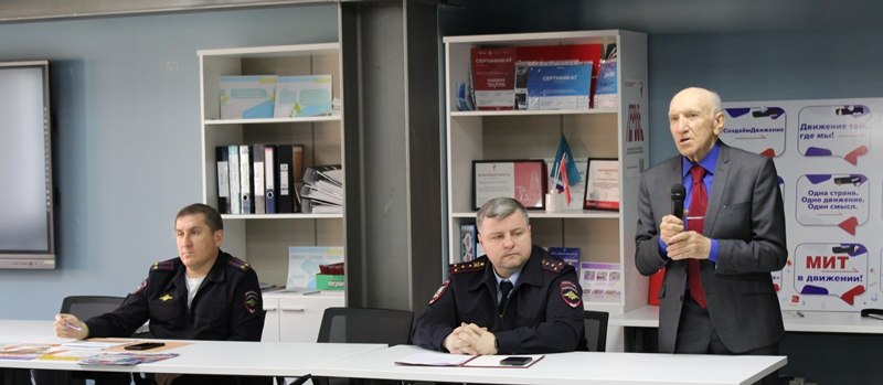 В Адыгее полицейские и представители общественности рассказали студентам техникума о профилактике мошенничеств и последствиях дропперства В Адыгее полицейские и представители общественности рассказали студентам техникума о профилактике мошенничеств и последствиях дропперства