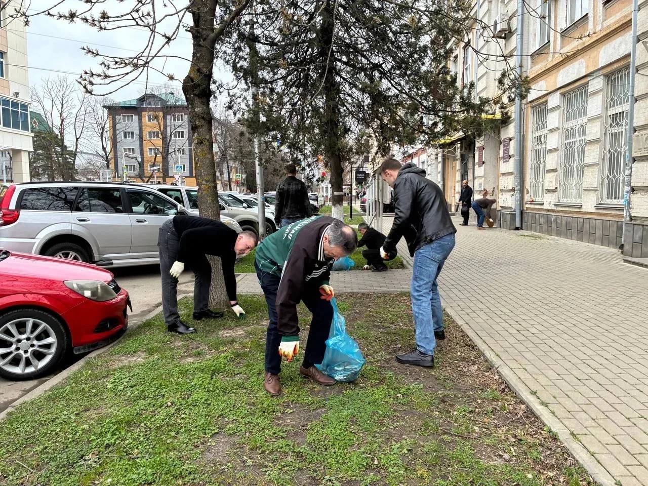 Кстати, во время сегодняшнего субботника мы тоже не остались в стороне и навели порядок у территории нашей редакции