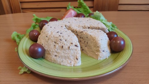 Ароматный домашний сыр из ряженки и топленого молока для вашего стола