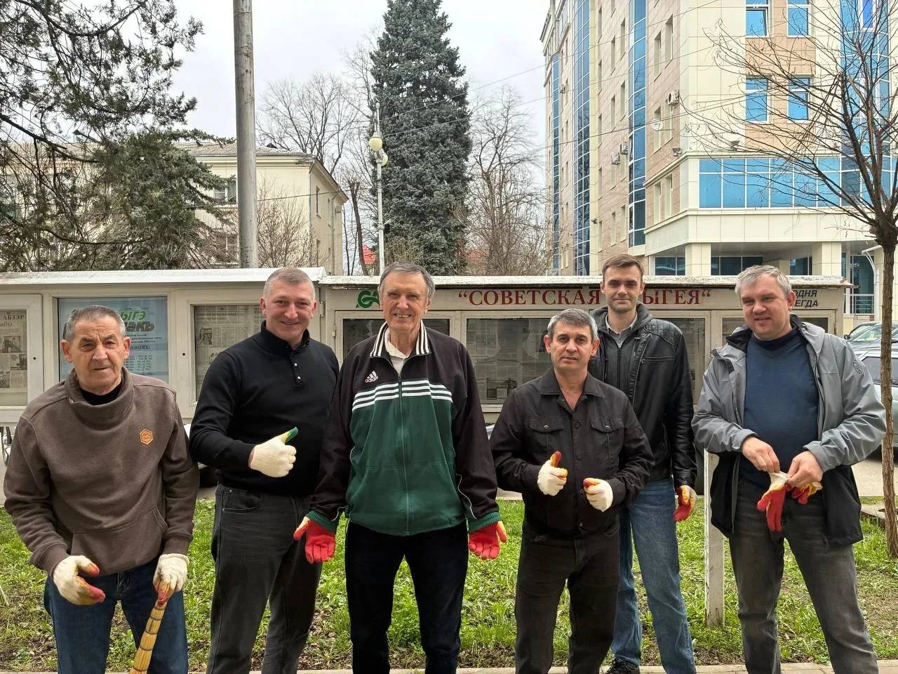 Кстати, во время сегодняшнего субботника мы тоже не остались в стороне и навели порядок у территории нашей редакции Кстати, во время сегодняшнего субботника мы тоже не остались в стороне и навели порядок у территории нашей редакции