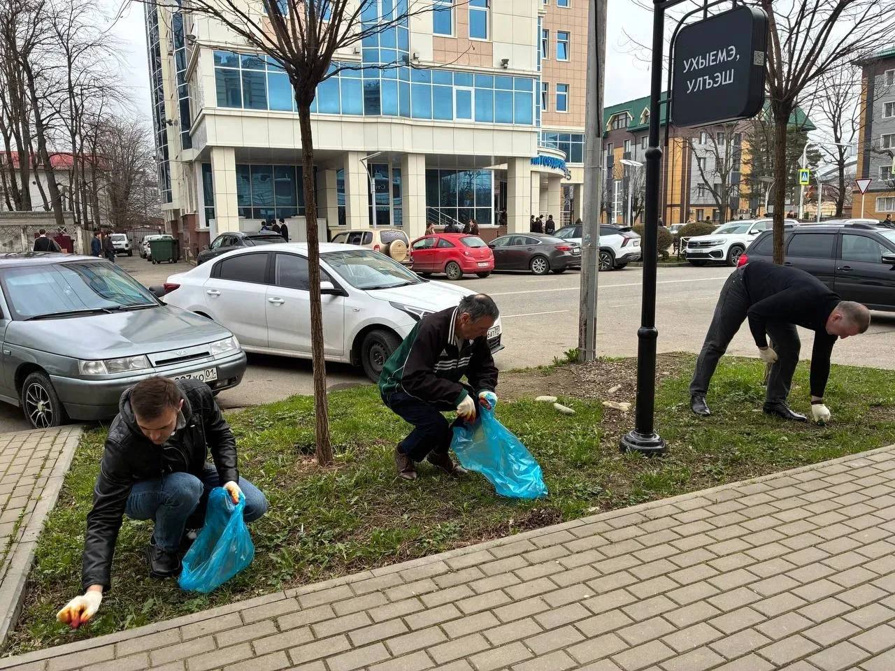 Кстати, во время сегодняшнего субботника мы тоже не остались в стороне и навели порядок у территории нашей редакции Кстати, во время сегодняшнего субботника мы тоже не остались в стороне и навели порядок у территории нашей редакции