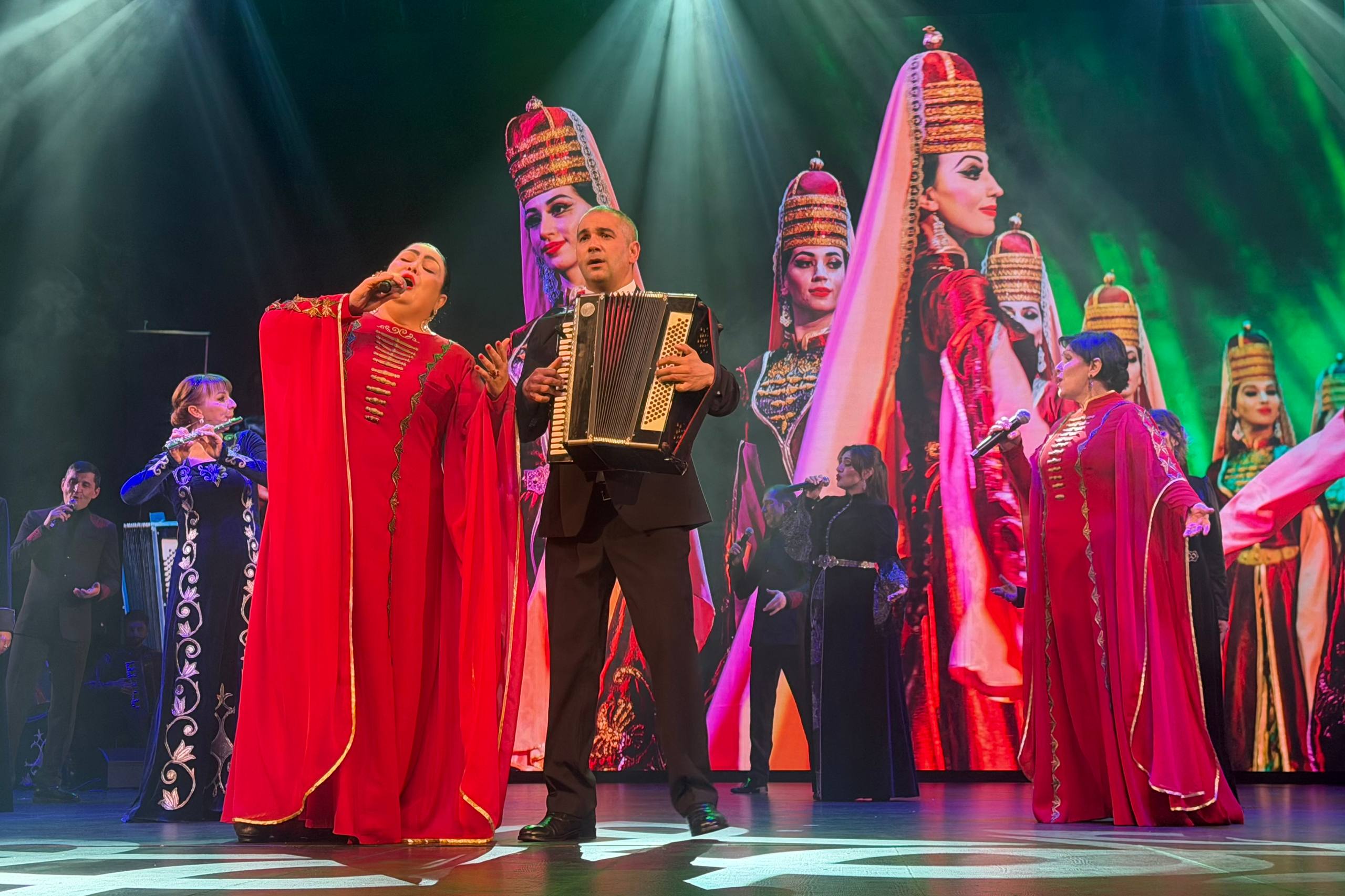 Мурат Кумпилов: Сегодня свой 35-летний юбилей празднует наш прославленный и легендарный коллектив – «Исламей»! Мурат Кумпилов: Сегодня свой 35-летний юбилей празднует наш прославленный и легендарный коллектив – «Исламей»!