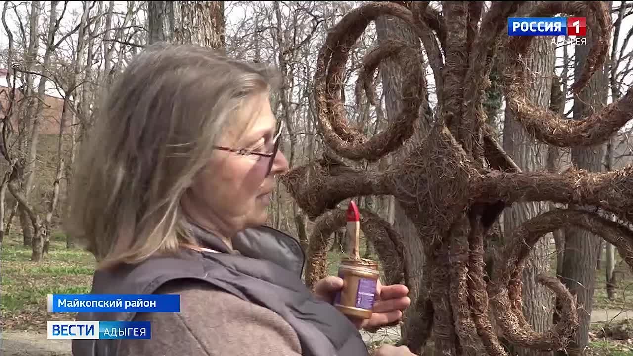 Древние адыгские символы парят в воздухе на территории здравницы "Лаго-Наки"