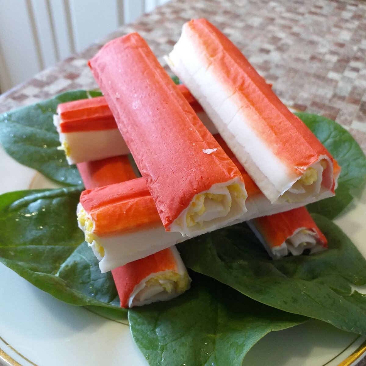 Фаршированные крабовые палочки: быстрая закуска для праздничного стола