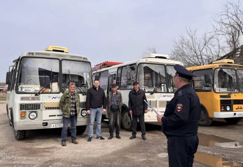 Представители Госавтоинспекции провели в Гиагинском районе профилактическую беседу с водителями общественного транспорта