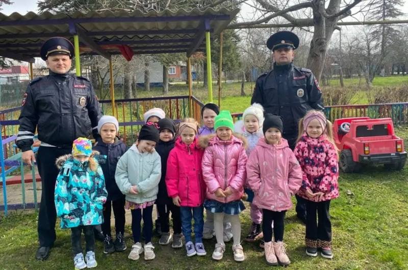 Сотрудники Госавтоинспекции Кошехабльского района провели профилактическую беседу с воспитанниками детского сада