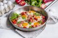 Яичница-глазунья с томатами и прованскими травами