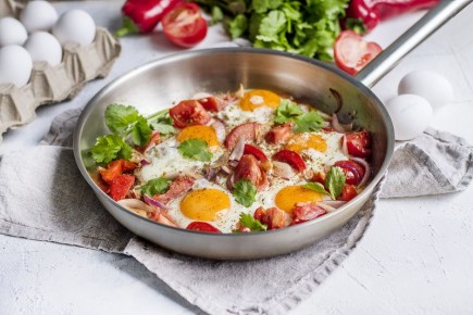 Яичница-глазунья с томатами и прованскими травами