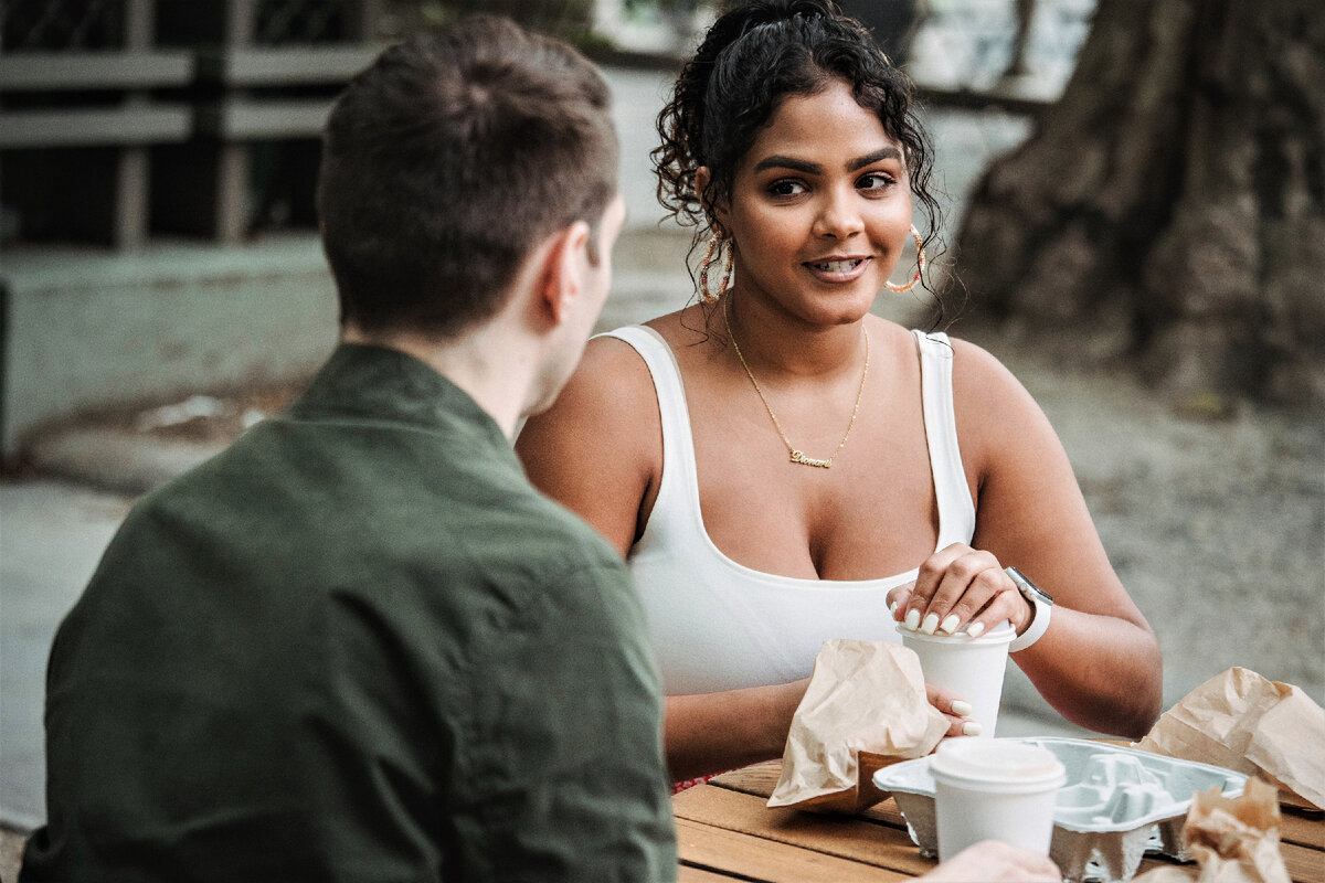 Неожиданный конфликт в кафе: как агрессивный мужчина отговорил спутницу от заказа