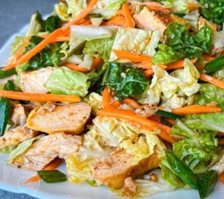Новый взгляд на капустный салат: как приготовить легкое и вкусное блюдо с курицей