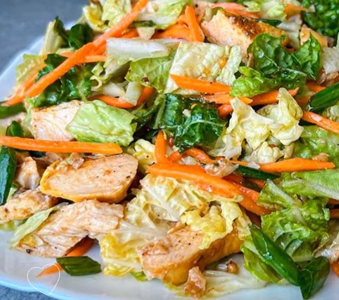 Новый взгляд на капустный салат: как приготовить легкое и вкусное блюдо с курицей