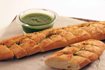 Создайте восхитительный багет с моцареллой и песто