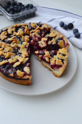 Ностальгия в каждой порции: постный пирог с ягодами