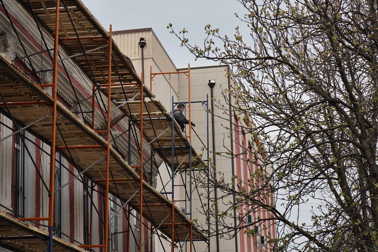 Обследование фасада Дома купца Терзиева ведется в Адыгее перед началом ремонта Обследование фасада Дома купца Терзиева ведется в Адыгее перед началом ремонта