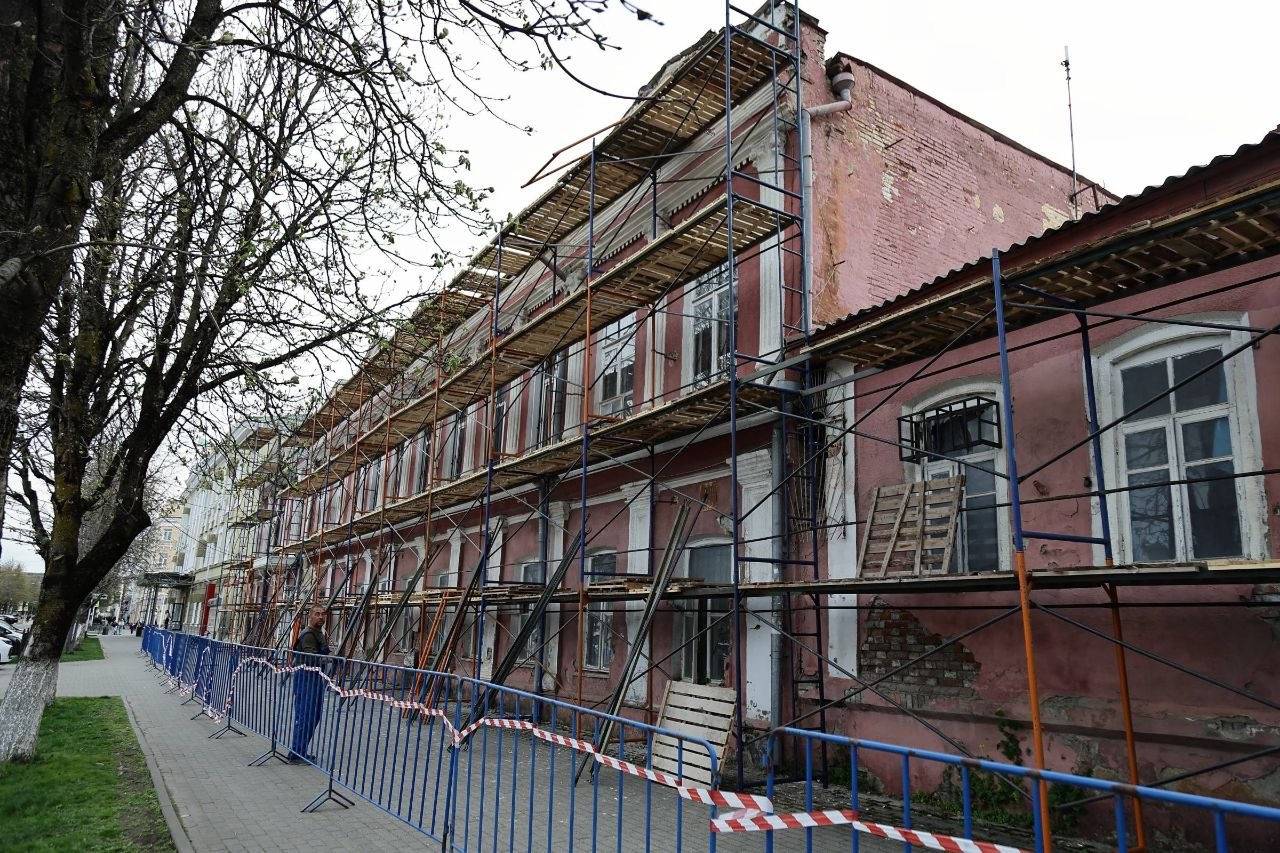 Обследование фасада Дома купца Терзиева ведется в Адыгее перед началом ремонта Обследование фасада Дома купца Терзиева ведется в Адыгее перед началом ремонта