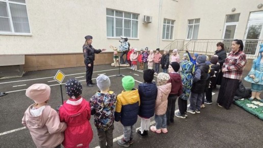 В Тахтамукайском районе госавтоинспекторы провели урок дорожной грамотности для детей