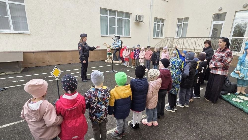 В Тахтамукайском районе госавтоинспекторы провели урок дорожной грамотности для детей