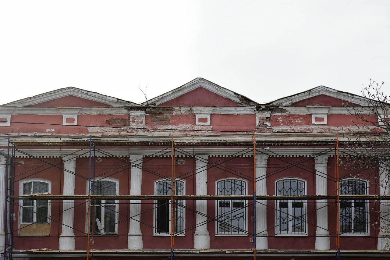 Обследование фасада Дома купца Терзиева ведется в Адыгее перед началом ремонта Обследование фасада Дома купца Терзиева ведется в Адыгее перед началом ремонта