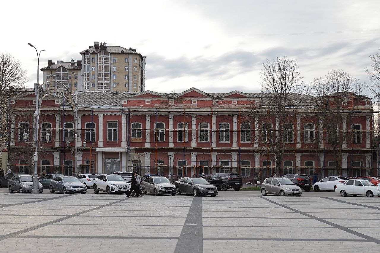 Обследование фасада Дома купца Терзиева ведется в Адыгее перед началом ремонта