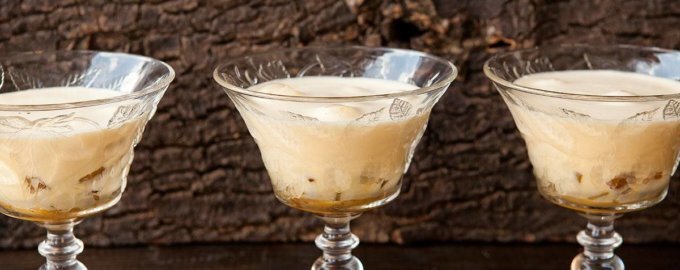 Итальянский крем сабайон с фисташками и клюквой