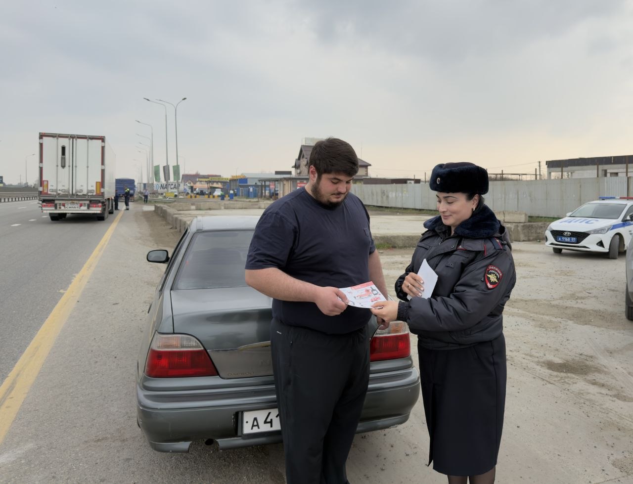 В Адыгейске госавтоинспекторы напомнили родителям о правилах безопасной перевозки детей В Адыгейске госавтоинспекторы напомнили родителям о правилах безопасной перевозки детей