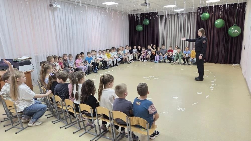 В Тахтамукайском районе госавтоинспекторы провели урок дорожной грамотности для детей В Тахтамукайском районе госавтоинспекторы провели урок дорожной грамотности для детей