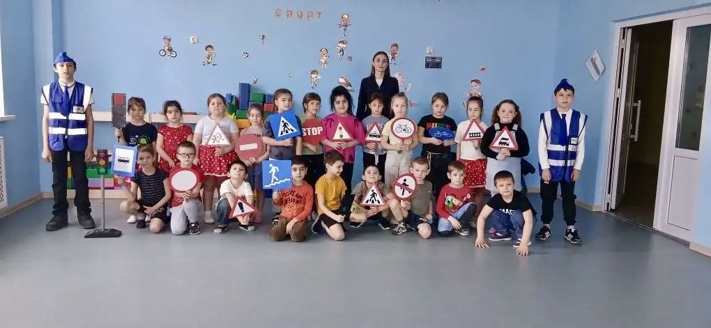 В Гиагинском районе госавтоинспекторы с ЮИДовцами провели урок дорожной безопасности с дошкольниками В Гиагинском районе госавтоинспекторы с ЮИДовцами провели урок дорожной безопасности с дошкольниками