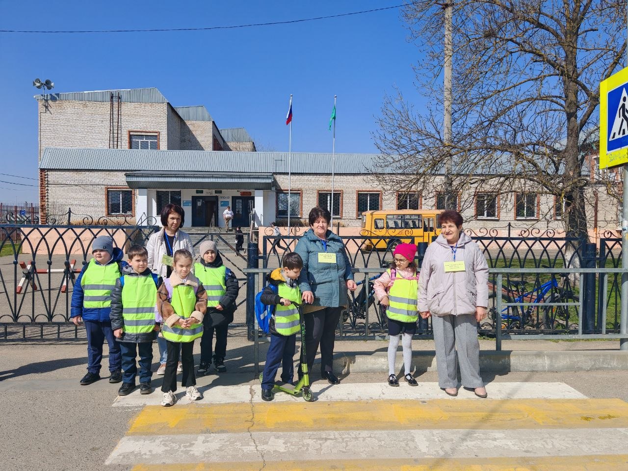 В Тахтамукайском районе родительский патруль контролирует соблюдение дорожных правил детьми возле школы В Тахтамукайском районе родительский патруль контролирует соблюдение дорожных правил детьми возле школы