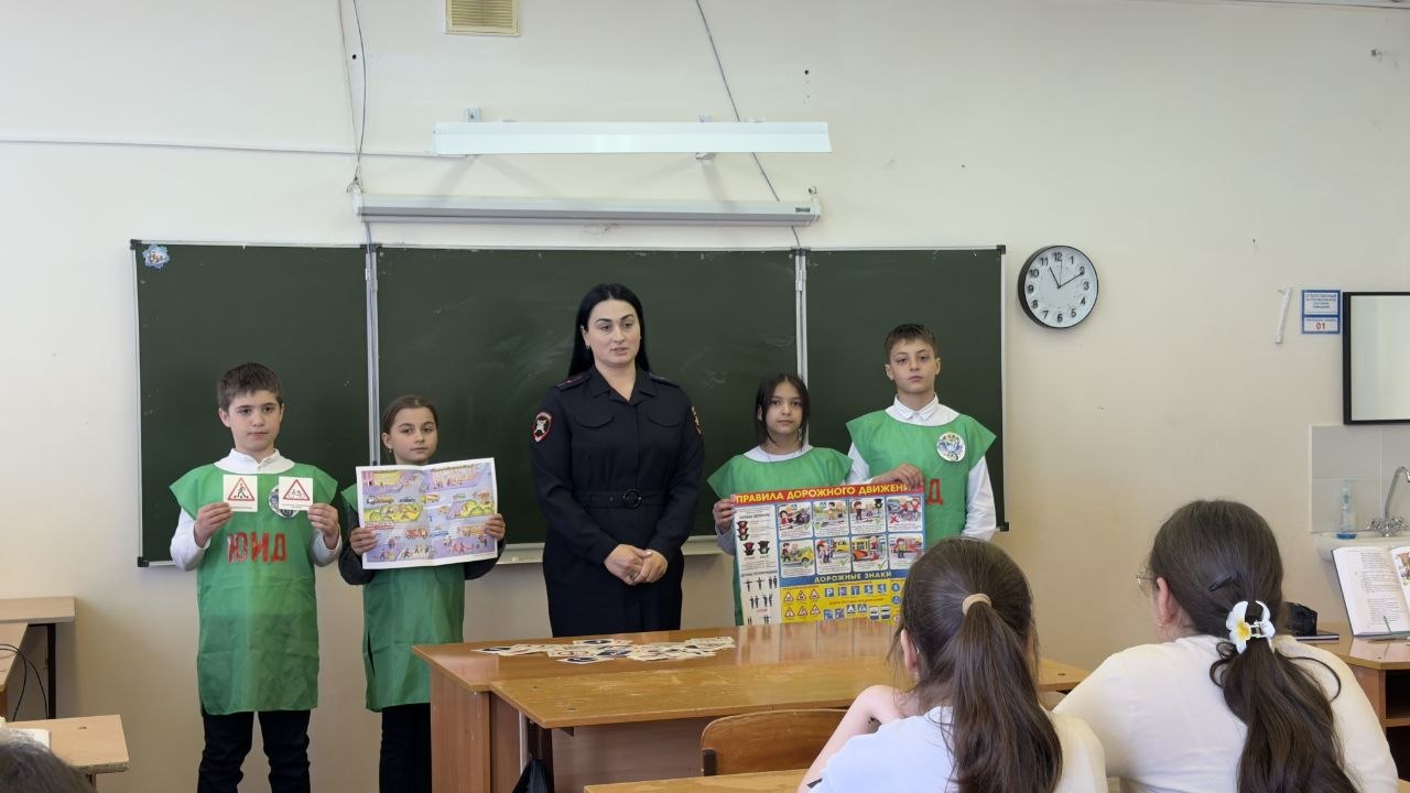 В Адыгейске госавтоинспекторы с ЮИДовцами провели занятия для юных пешеходов В Адыгейске госавтоинспекторы с ЮИДовцами провели занятия для юных пешеходов