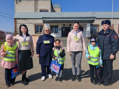 В Тахтамукайском районе родительский патруль контролирует соблюдение дорожных правил детьми возле школы