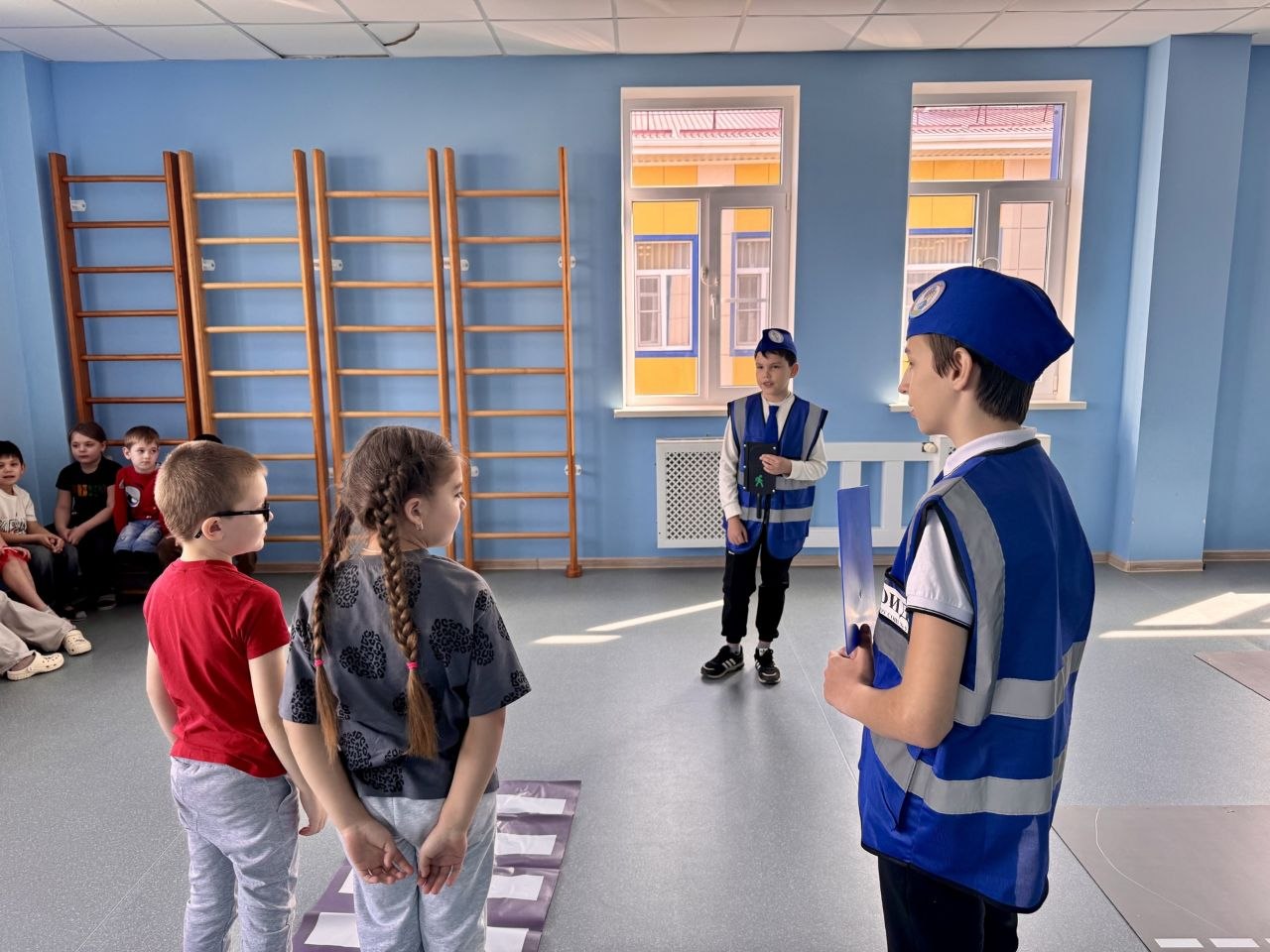 В Гиагинском районе госавтоинспекторы с ЮИДовцами провели урок дорожной безопасности с дошкольниками В Гиагинском районе госавтоинспекторы с ЮИДовцами провели урок дорожной безопасности с дошкольниками