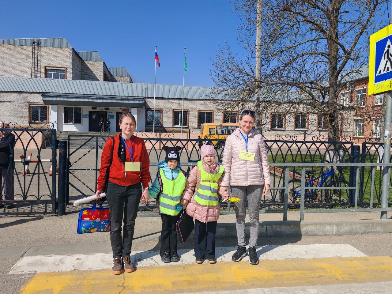 В Тахтамукайском районе родительский патруль контролирует соблюдение дорожных правил детьми возле школы В Тахтамукайском районе родительский патруль контролирует соблюдение дорожных правил детьми возле школы