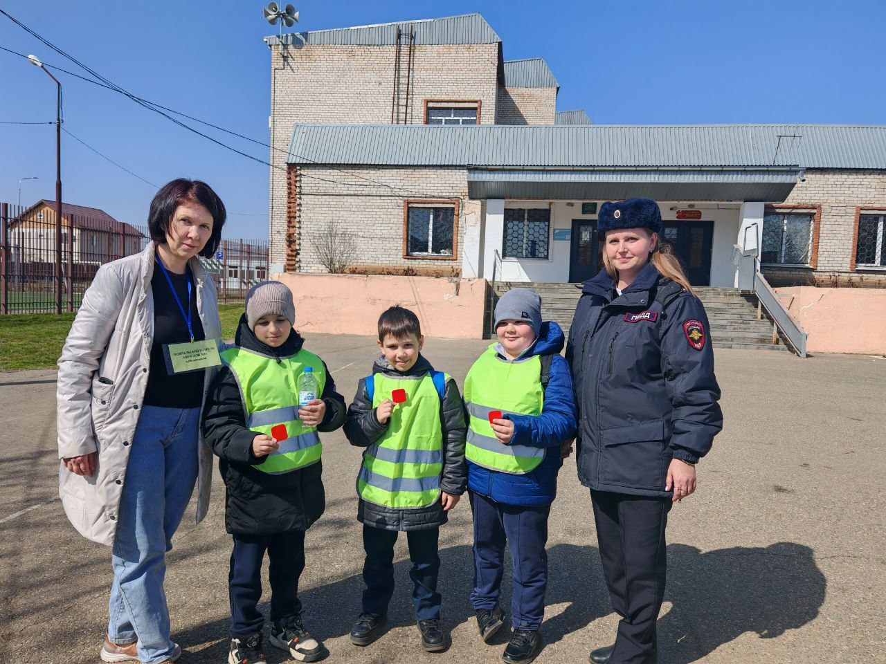В Тахтамукайском районе родительский патруль контролирует соблюдение дорожных правил детьми возле школы В Тахтамукайском районе родительский патруль контролирует соблюдение дорожных правил детьми возле школы