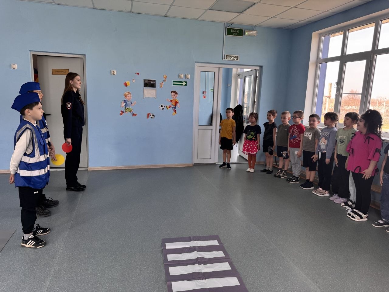 В Гиагинском районе госавтоинспекторы с ЮИДовцами провели урок дорожной безопасности с дошкольниками В Гиагинском районе госавтоинспекторы с ЮИДовцами провели урок дорожной безопасности с дошкольниками