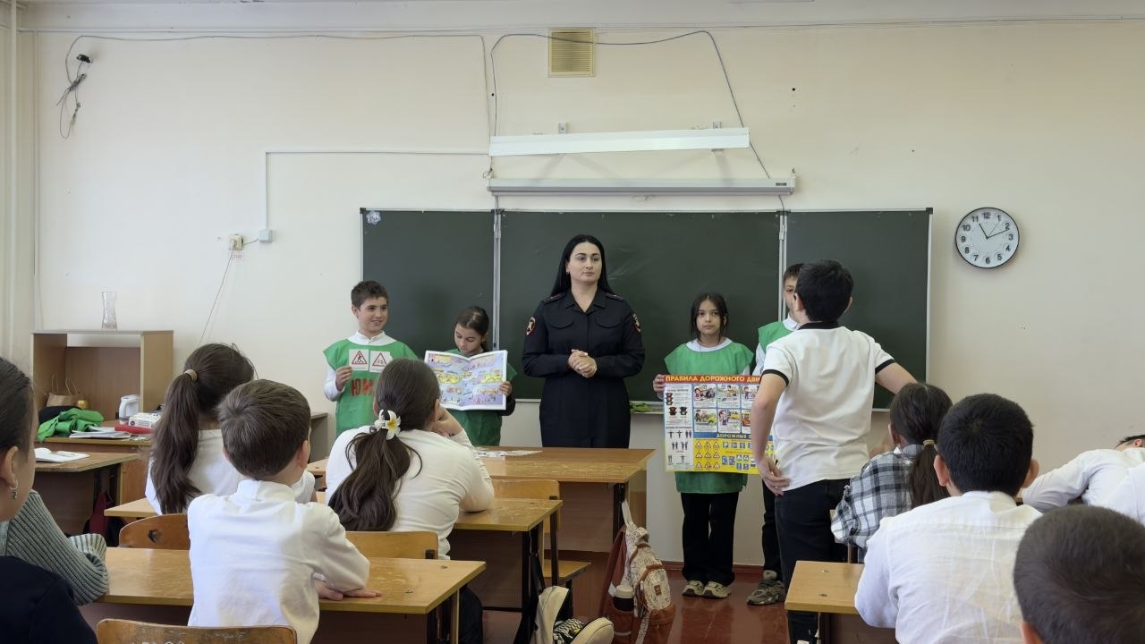 В Адыгейске госавтоинспекторы с ЮИДовцами провели занятия для юных пешеходов В Адыгейске госавтоинспекторы с ЮИДовцами провели занятия для юных пешеходов
