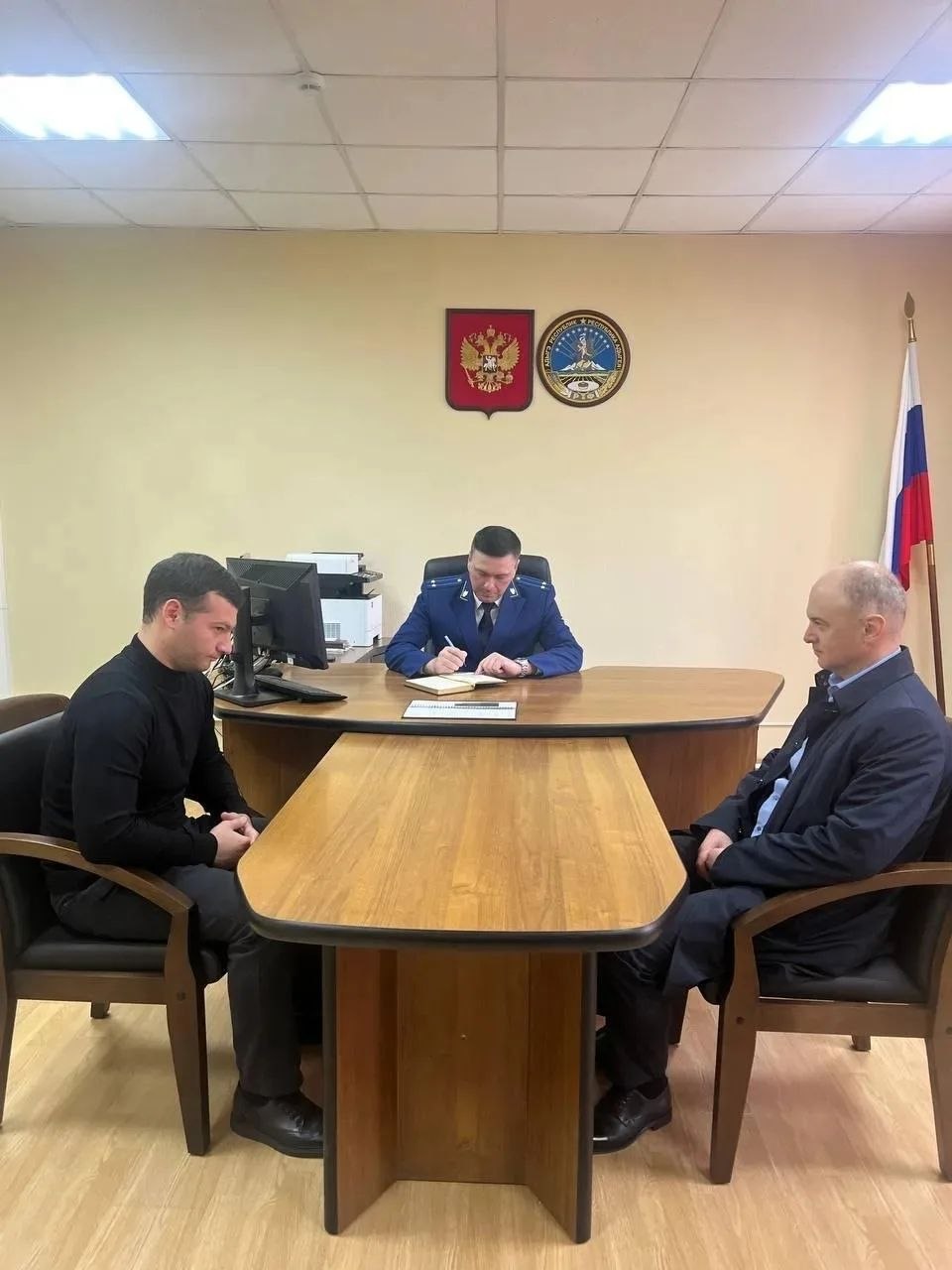Прокурор Шовгеновского района Анзор Кинечев провел личный прием представителей бизнес-сообщества района Прокурор Шовгеновского района Анзор Кинечев провел личный прием представителей бизнес-сообщества района