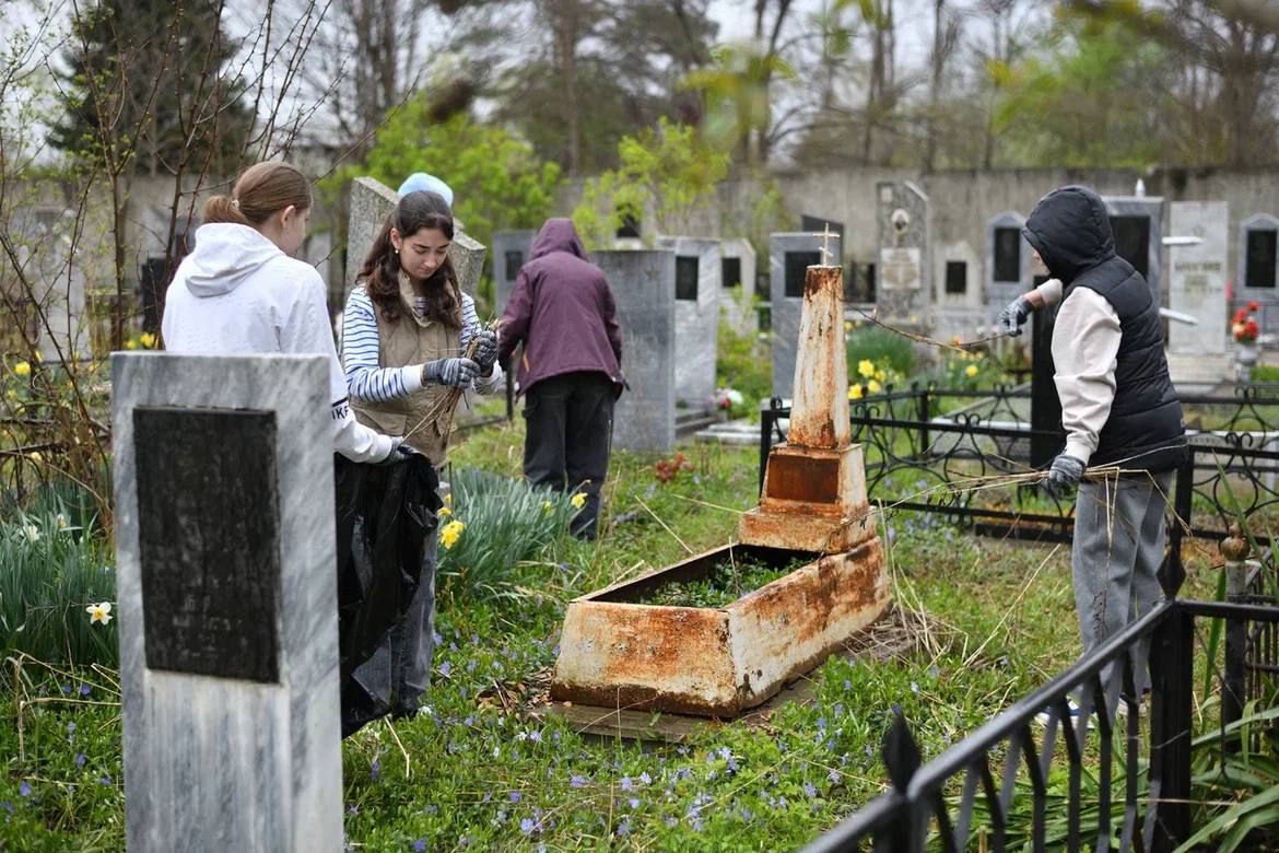 Молодёжь Майкопа присоединилась к акции «Экологический десант волонтёрских отрядов» Молодёжь Майкопа присоединилась к акции «Экологический десант волонтёрских отрядов»