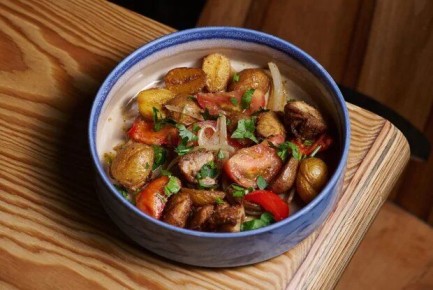 Погружение в грузинскую кухню: оджахури с свининой и свежей кинзой