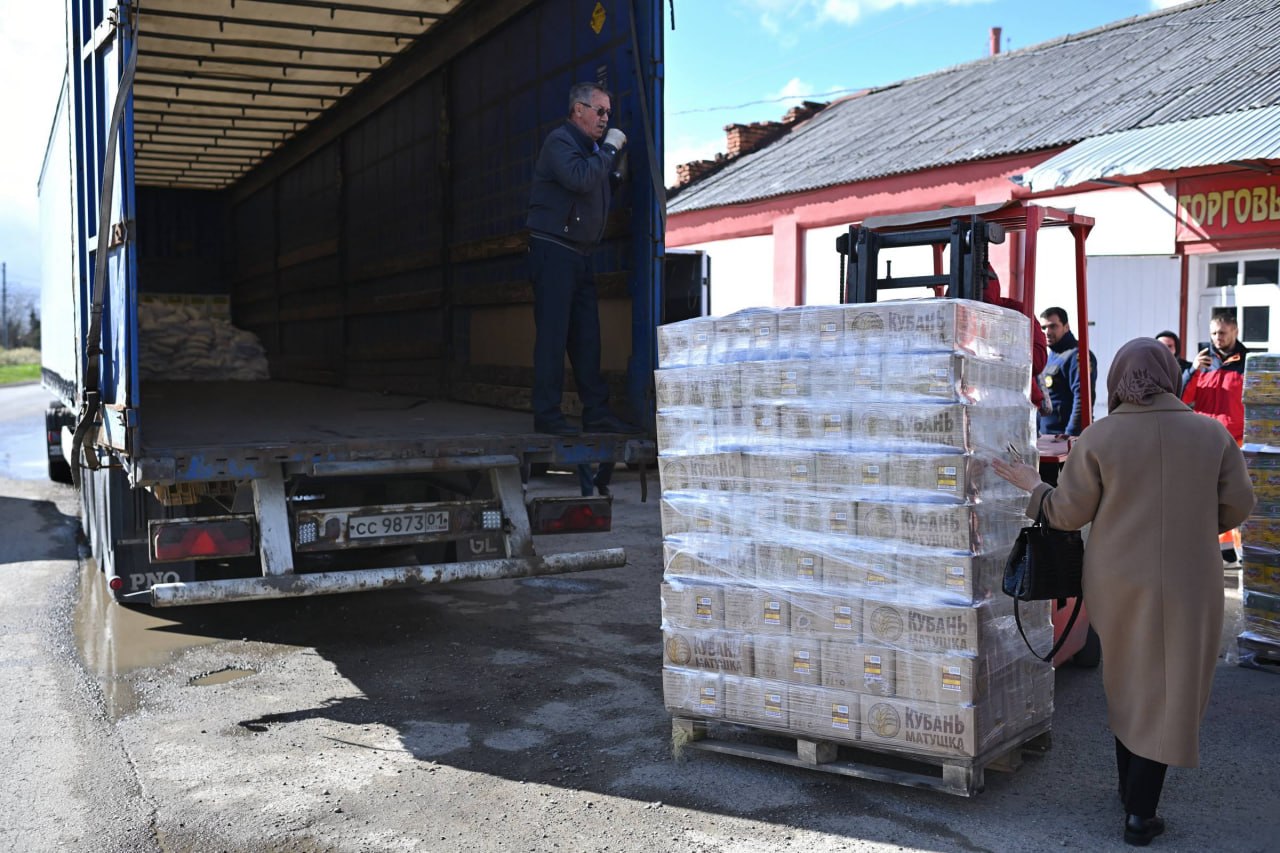 Адыгея направила в Дагестан более 160 тонн гуманитарной помощи Адыгея направила в Дагестан более 160 тонн гуманитарной помощи