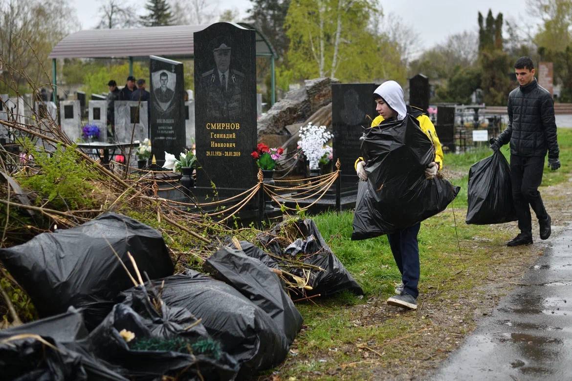 Молодёжь Майкопа присоединилась к акции «Экологический десант волонтёрских отрядов» Молодёжь Майкопа присоединилась к акции «Экологический десант волонтёрских отрядов»