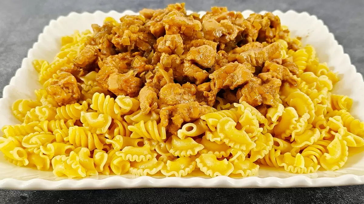 Кулинарное чудо: нежное куриное филе с макаронами в соевом соусе